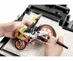 TAMIYA Pracovný stojan so zväčšovacou šošovkou